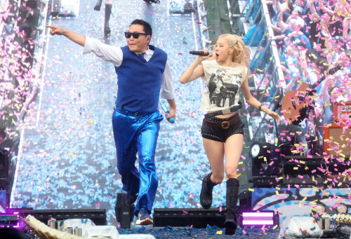 250628 ROSE n PSY at the PSY s Summer Swag Concert documents 1219ec5c1b091215a06