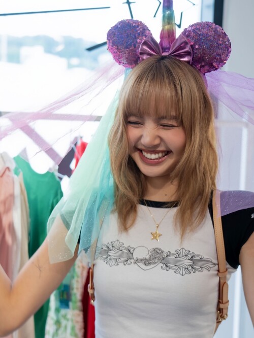 250629 LISA at Lisa s Closet Sale in Seoul documents 3229c8d4c12051f51