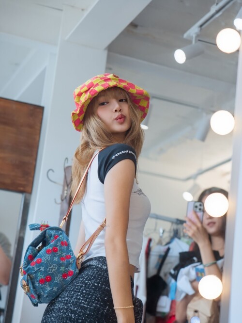 250629 LISA at Lisa s Closet Sale in Seoul documents 40b34161b46216f51