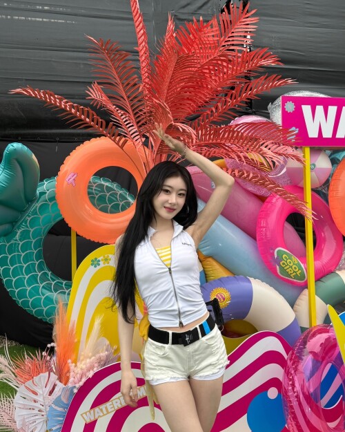 250704 LEE CHAEYEON Instagram Update documents 1d8bc4502f8300992