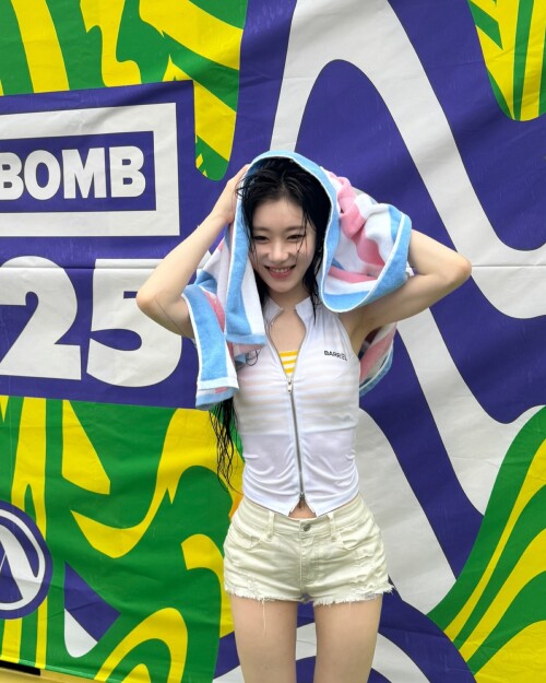 250704 LEE CHAEYEON Instagram Update documents 363f61e213f83d1b7