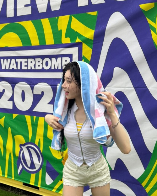 250704 LEE CHAEYEON Instagram Update documents 5227b8f61d6307c96