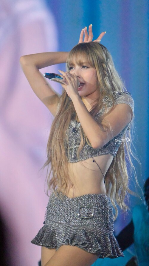 250705 BLACKPINK LISA at World Tour DEADLINE in GOYANG D1 documents 2f0233d5a5c994ead