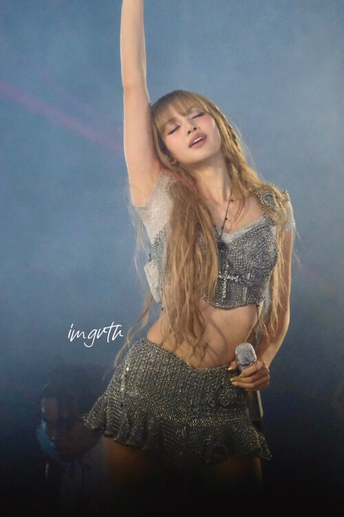 250705 BLACKPINK LISA at World Tour DEADLINE in GOYANG D1 documents 3c606ef2add938b14