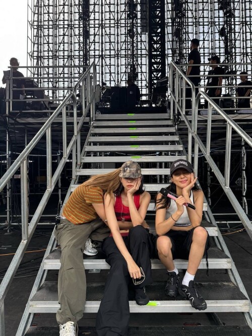 250705 JENNIE Instagram Update with BLACKPINK documents 136305696ac3118cd