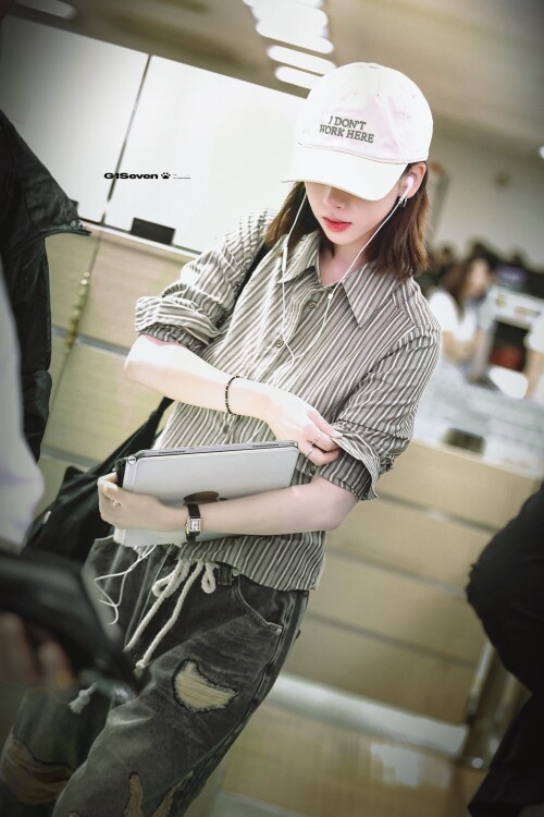 250706 aespa KARINA at Gimpo International Airport documents 3f47a0b46c9ddd15c