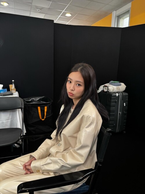 250723 JENNIE Instagram Update documents 52859abae5468028a