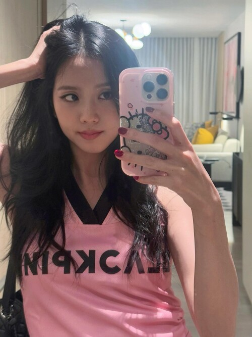 250726 JISOO Instagram Update with BLACKPINK documents 40d2207b33ef7e1c9