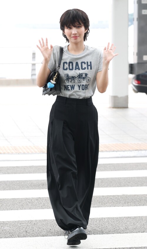 250801 SOYEON at Incheon Airport documents 22c6a3e37c03d1217