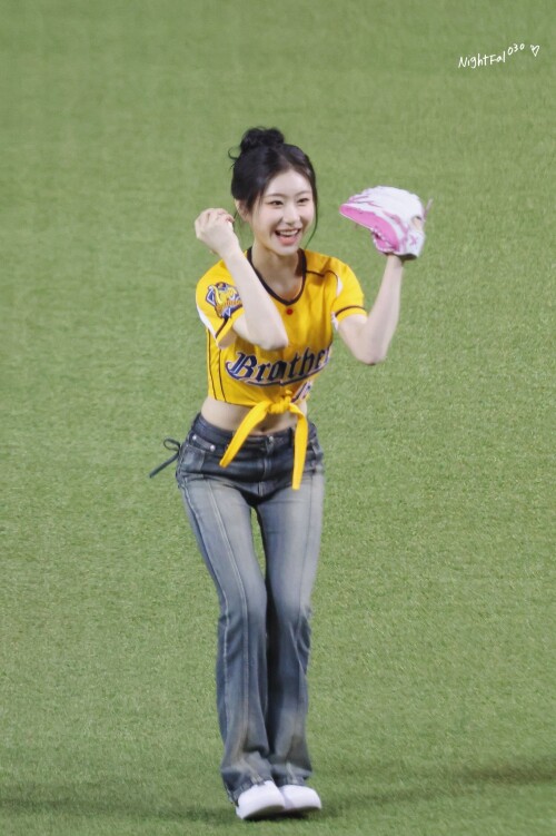 250802 CHAERYEONG AT TAPEI DOME FOR FIRST PITCH documents 511f86815746b2948