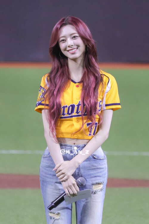 250802 ITZY YUNA at Tapei Dome For First Pitch documents 199d1c56510feea4e
