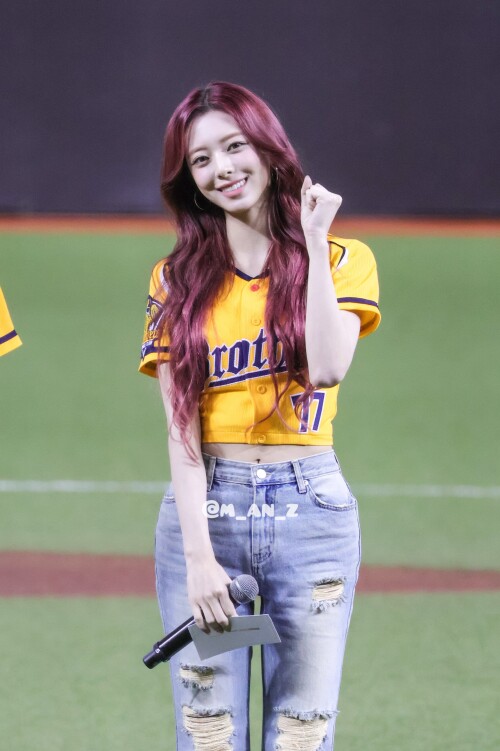 250802 ITZY YUNA at Tapei Dome For First Pitch documents 2c3cc3552fa933f8f