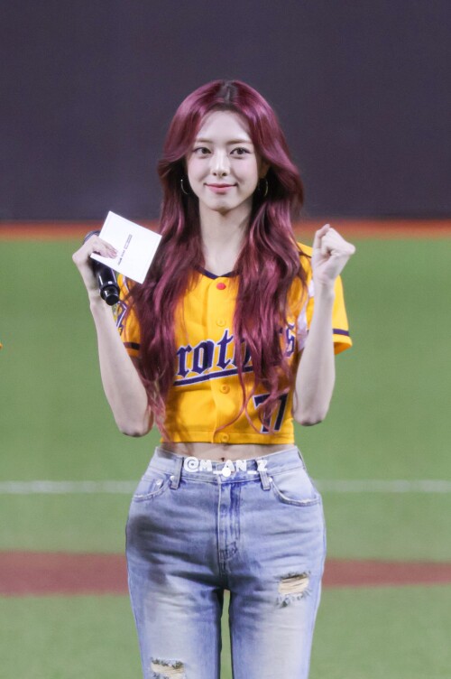 250802 ITZY YUNA at Tapei Dome For First Pitch documents 3f919f0deaf2f790a