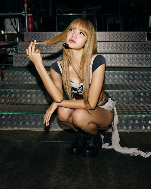 250805 LISA Instagram Update with JISOO n JENNIE documents 835f6258bdd46dd67