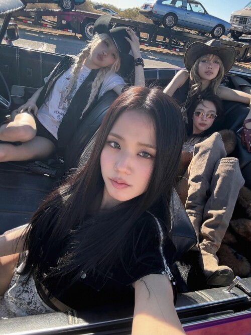 250808 JISOO Instagram Update with BLACKPINK documents 13b6551b60e4d4951