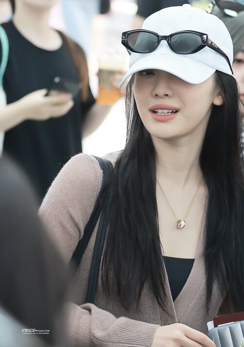 250808 Ningning at GMP Airport documents 18b7ae428cd92b258