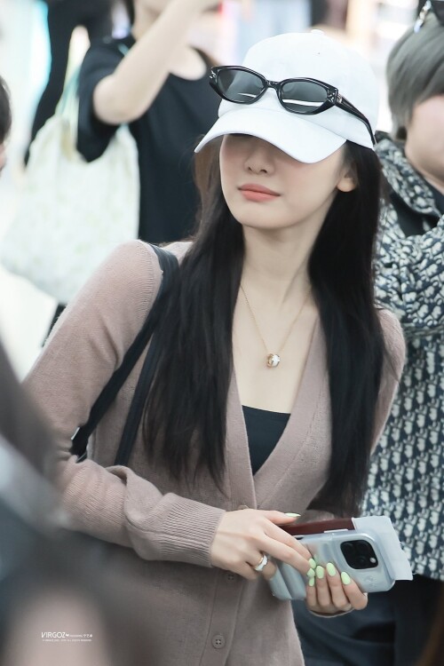 250808 Ningning at GMP Airport documents 2c63e7bd37a0582b6