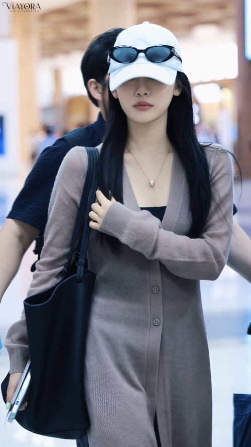 250808 Ningning at GMP Airport documents 65c7cb33aff16ecd4