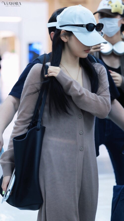 250808 Ningning at GMP Airport documents 7aba6c0d4cb3d7abf