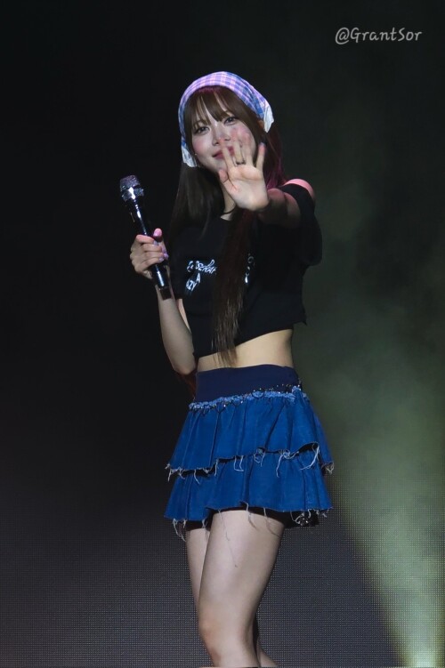 250809 Hong Eunchae at EASY CRAZY HOT Tour in Bangkok D1 documents 3dca68c074e4ac49f