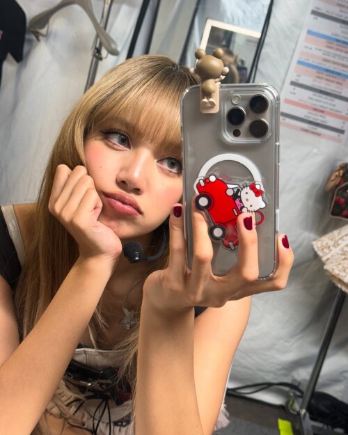 250810 LISA Instagram Update documents 108750ad497ee2f093