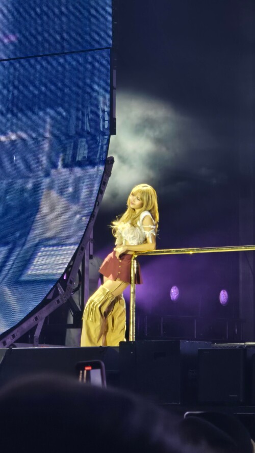 250815 LISA at BLACKPINK World Tour DEADLINE at Wembley Stadium in LONDON Night 1 documents 1146d3e5