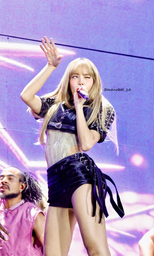 250815 LISA at BLACKPINK World Tour DEADLINE at Wembley Stadium in LONDON Night 1 documents 35629ebb