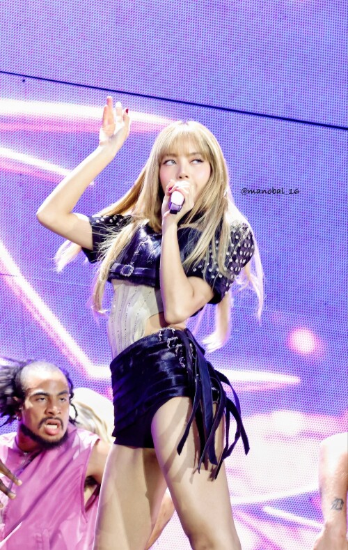 250815 LISA at BLACKPINK World Tour DEADLINE at Wembley Stadium in LONDON Night 1 documents 4d4657a4