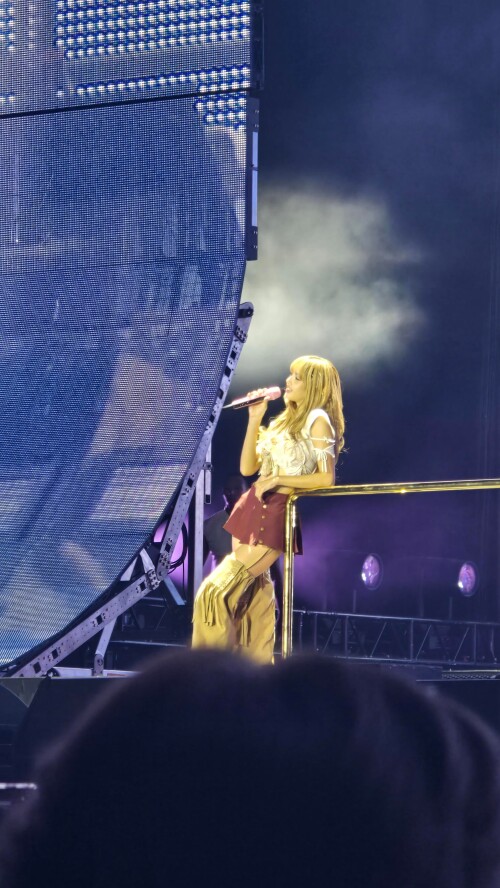 250815 LISA at BLACKPINK World Tour DEADLINE at Wembley Stadium in LONDON Night 1 documents 97dd086b