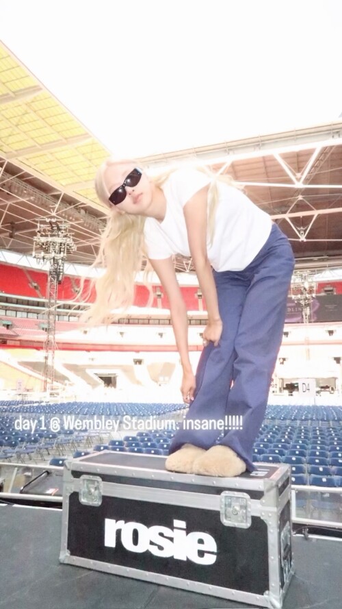 250816 ROSE Instagram Story Update documents 21958fc52714ca05f