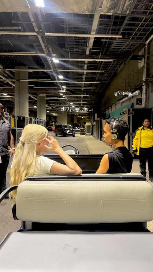 250816 ROSE Instagram Story Update documents 43c6537692ac34aa5