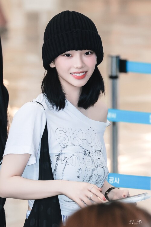 250816 aespa KARINA at Gimpo International Airport documents 3d8aa6e3389dcd72a