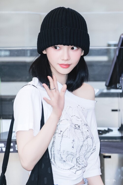 250816 aespa KARINA at Gimpo International Airport documents 6aaed6e97886804e8
