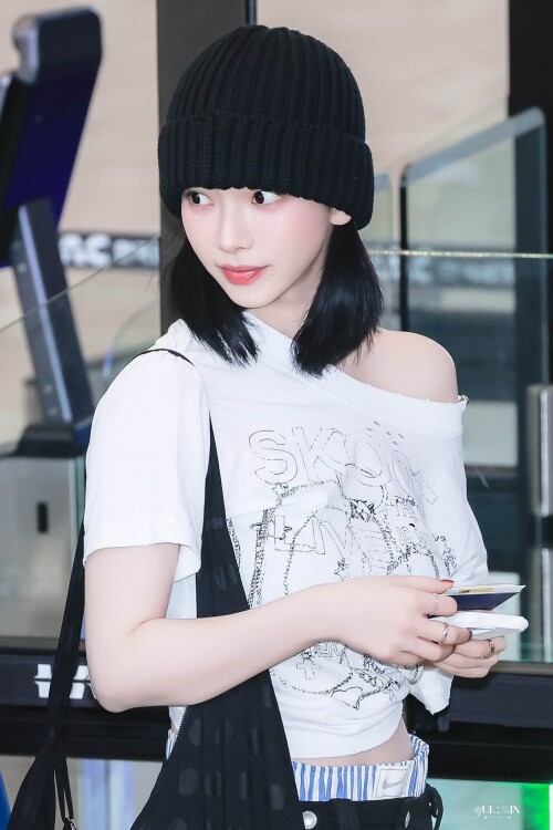 250816 aespa KARINA at Gimpo International Airport documents 8918d7d6df960f567