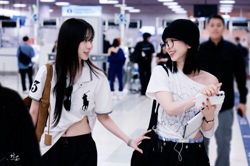 250816 aespa at Gimpo Haneda International Airport documents 1ac05bb24963f1570