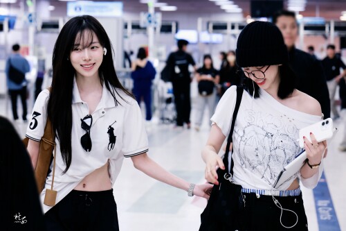 250816 aespa at Gimpo Haneda International Airport documents 2a212b30edaacd043