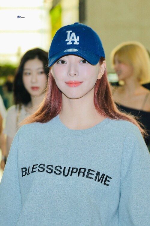 250817 YUNA at Incheon Airport documents 10cfa35a7678ff160