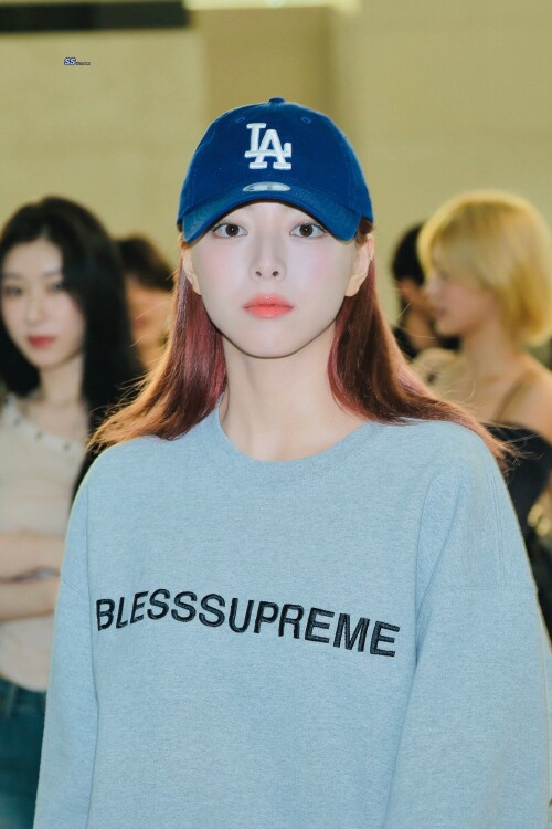 250817 YUNA at Incheon Airport documents 2f0532eeb7f35351c