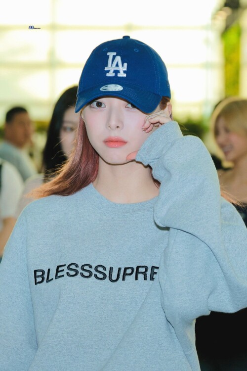 250817 YUNA at Incheon Airport documents 43eab484aaaf50745