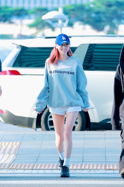 250817 YUNA at Incheon Airport documents 583ec4c3dd584a02e