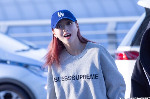 250817 YUNA at Incheon Airport documents 6f3cfbf0901fe5dec