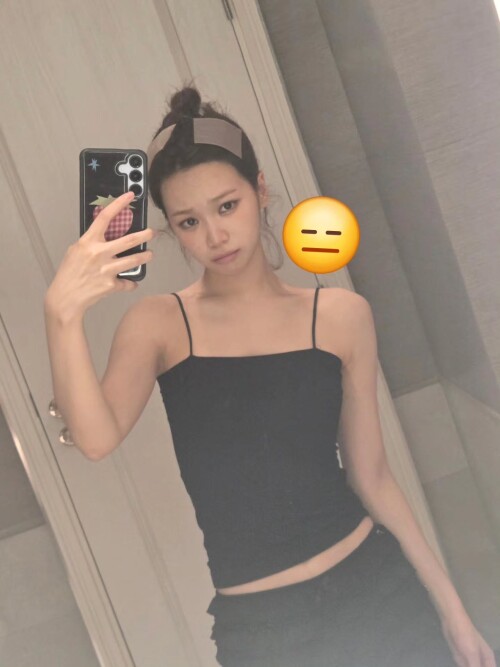 250821 CHAEWON Instagram Update documents 52d9ff0ddcf1a84ce