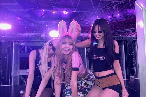 250821 JENNIE Instagram Update with BLACKPINK documents 2094b7951cb2ece5c