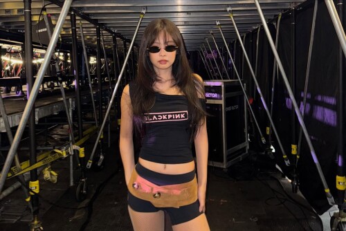 250821 JENNIE Instagram Update with BLACKPINK documents 5a8e7b406ce5155e8