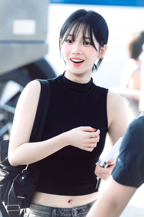 250822 Karina at ICN Airport documents 10f687dfe830b4c9e