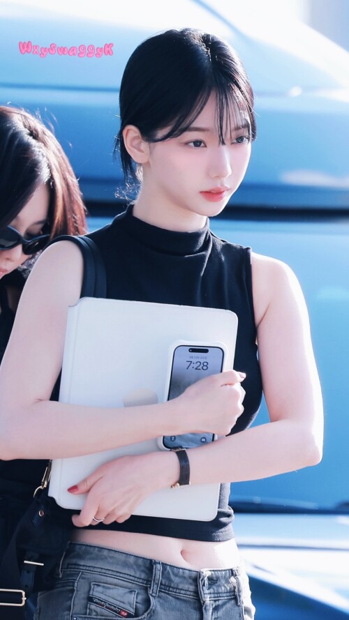 250822 Karina at ICN Airport documents 114da01f94fe7c9b5c