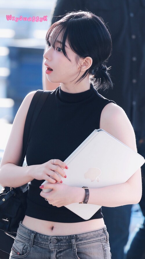250822 Karina at ICN Airport documents 14f55c371b3d8b3ee1