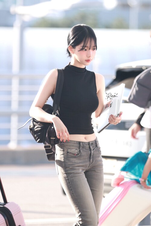 250822 Karina at ICN Airport documents 151f141e04c86bb28a