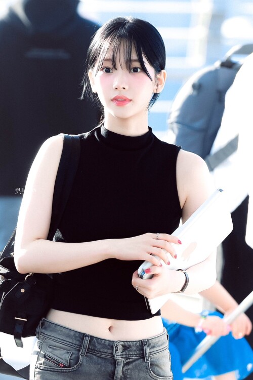 250822 Karina at ICN Airport documents 3c25f7d297c3a363b