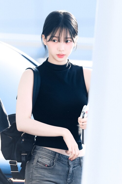 250822 Karina at ICN Airport documents 7ee44d8c78d3e4717